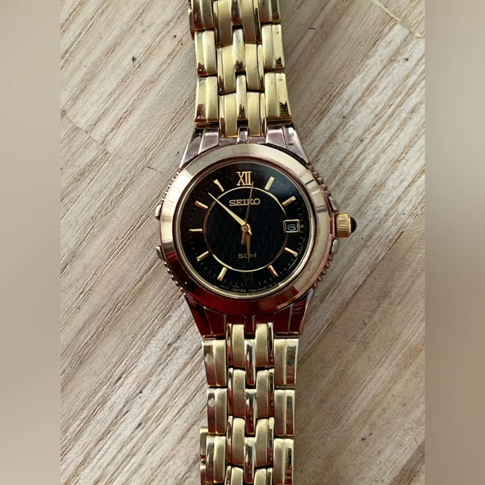 Seiko Rare Ladies Watch Gold-Tone Bracelet Case Hands Black Carbon Fiber Dial